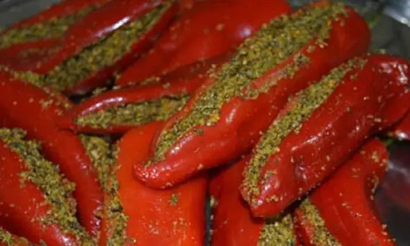 Red Chilli Pickle Recipe: વર્ષો સુધી તાજું રહે તેવું લાલ મરચાંનું પરંપરાગત અથાણું, નોધી લો રેસીપી