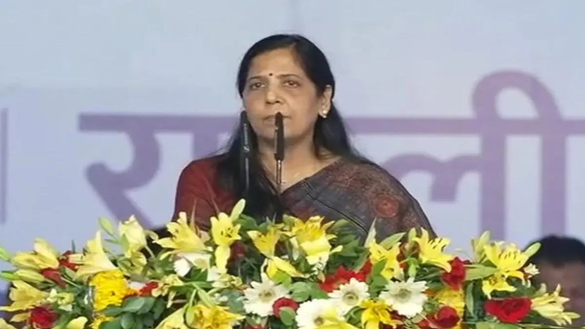Sunita Kejriwal: સુનીતા કેજરીવાલે પૂછ્યું-શું કેજરીવાલે જેલમાંથી સરકાર ચલાવવી જોઈએ, દિલ્હીના CMનો પત્ર સ્ટેજ પરથી વાંચ્યો, જુઓ વીડિયો
