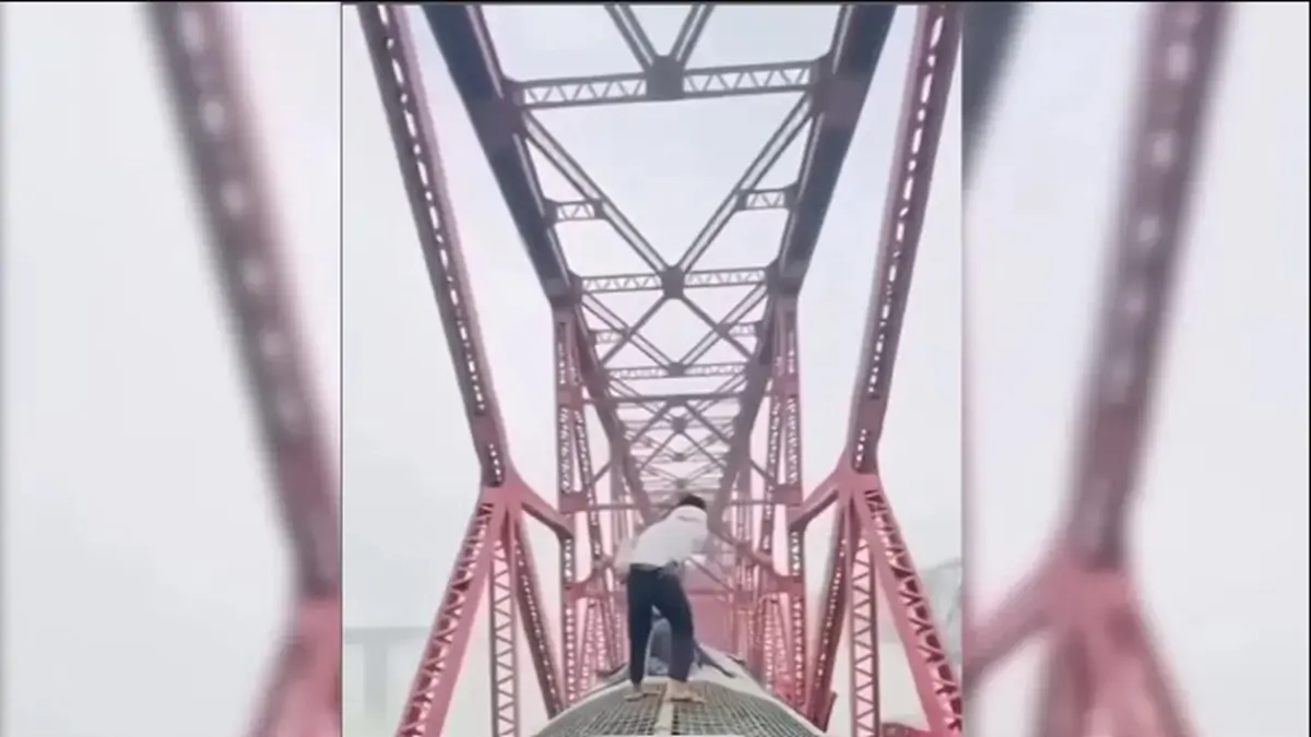 Bangladesh Viral Video: ચાલતી ટ્રેનની છત પર એક વ્યક્તિએ કર્યા સ્ટંટ, ખતરનાક વીડિયો આવ્યો સામે