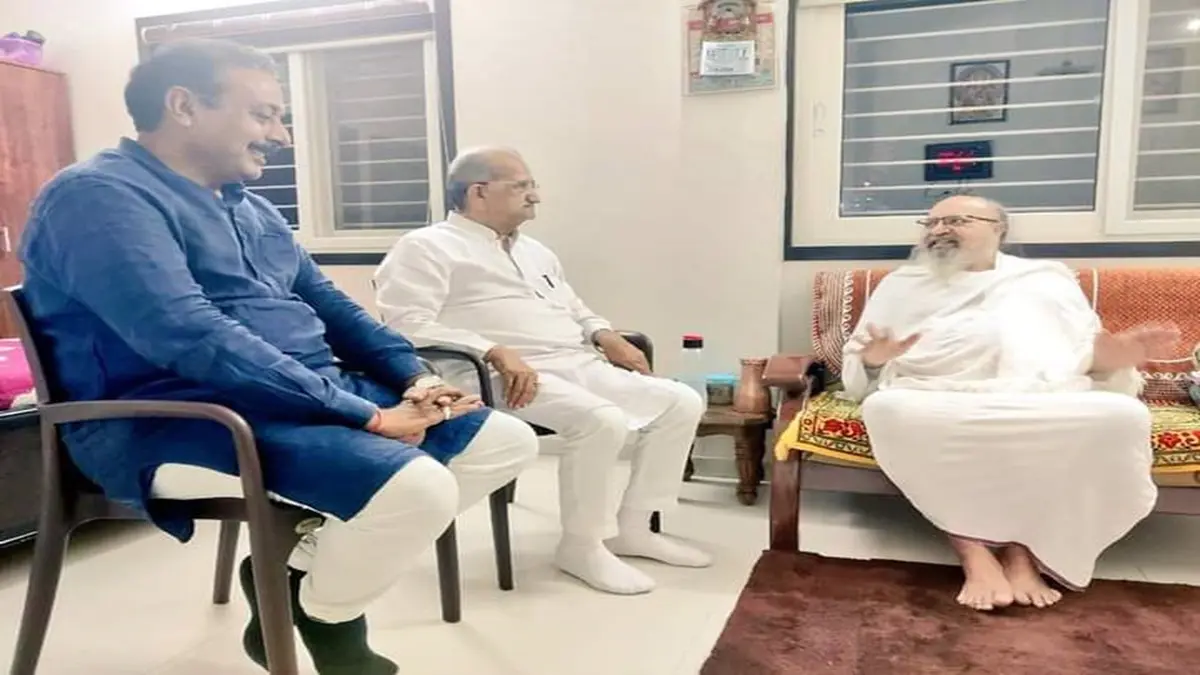 amid-protests-against-parshottam-rupala-leaders-including-bhupendrasinh-chudasama-hakubha-jadeja-reached-garethad-ashram-311362