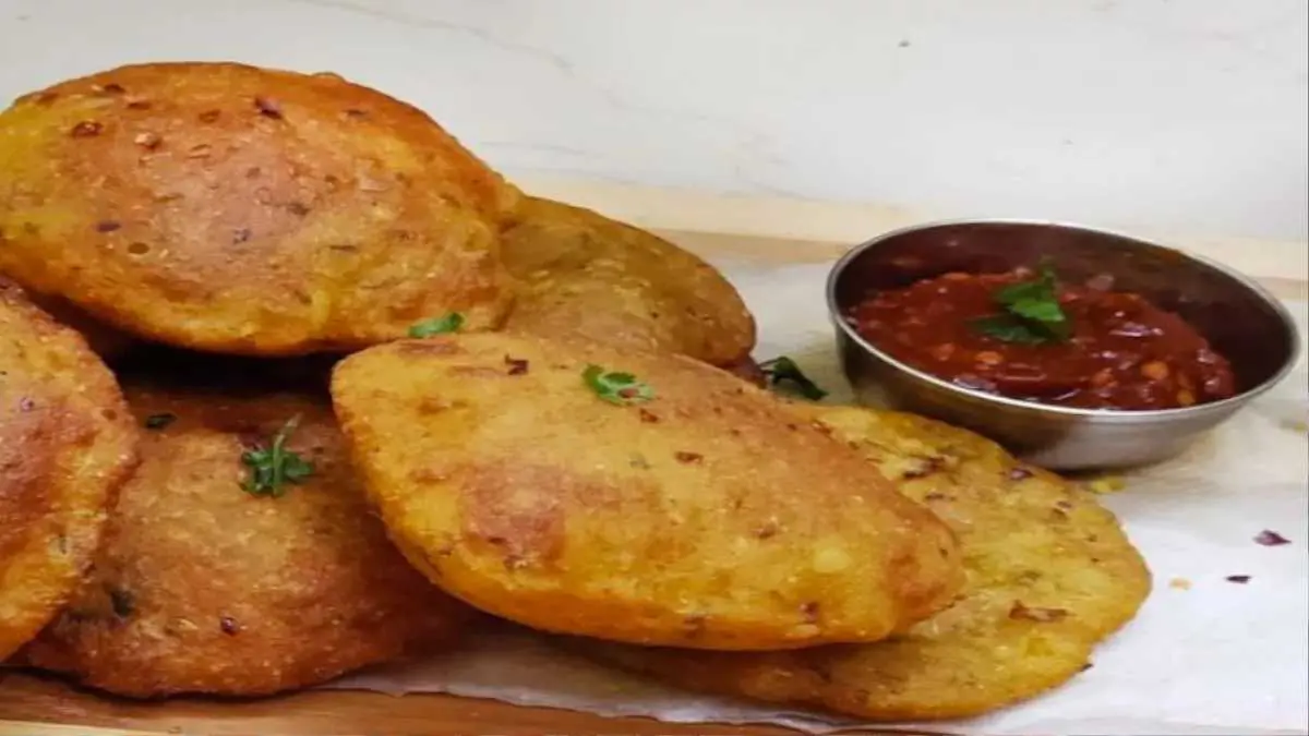 masala-poori-recipe-how-to-make-tikhi-puri-recipe-in-gujarati-308375