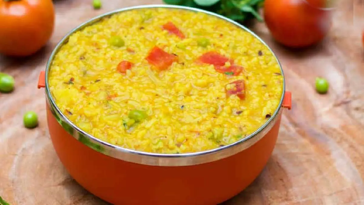 how-to-make-kathiyawadi-style-masala-khichdi-at-home-easy-gujarati-recipe-440517