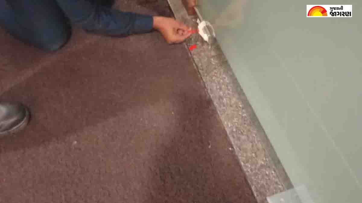 rajkot-news-8-school-shutdown-by-deo-running-without-students-596718