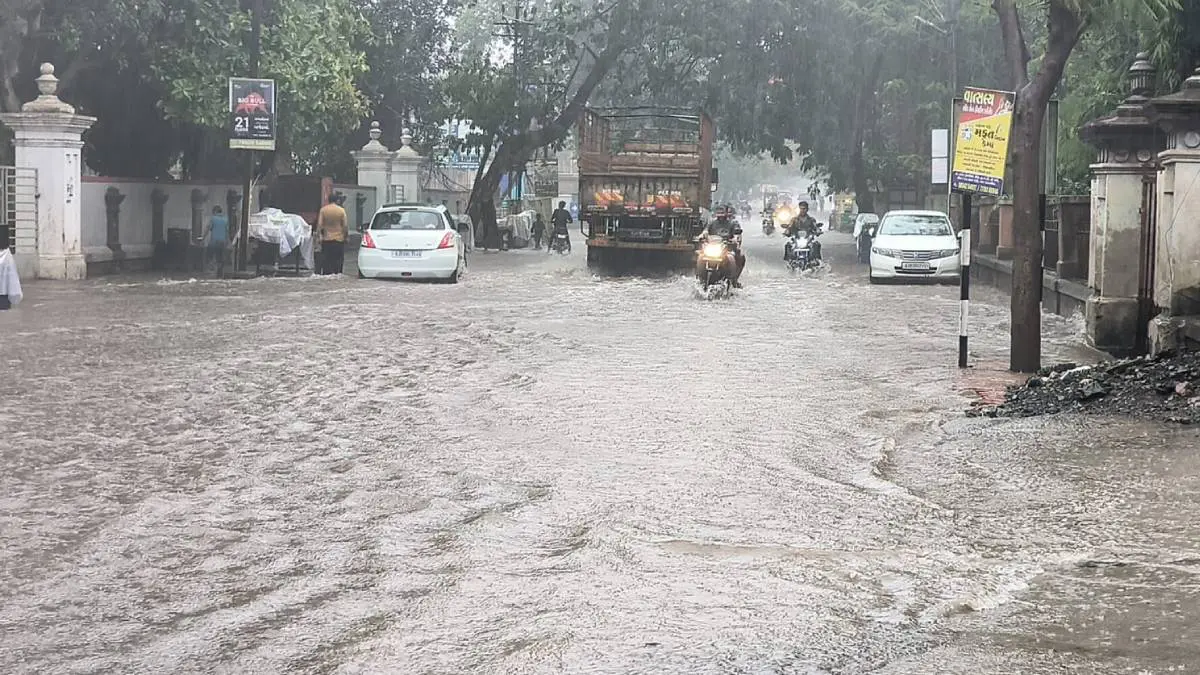 દેવભૂમિ-દ્વારકાના ખંભાળિયામાં 6 કલાકમાં સવા 9 ઈંચ ધોધમાર વરસાદ ઝીંકાયો, ખેતરો બેટમાં ફેરવાયા | Gujarat Rain Update Today 9 Inch Rain in Khambhalia Taluka Of Devbhumi Dwarka ...