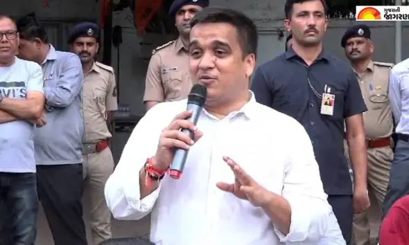 જીજ્ઞેશ મેવાણીએ હર્ષ સંઘવી પર અભ્યાસ અંગે ટીપ્પણી કરી, ગૃહમંત્રીએ વળતો જવાબ આપતા કહ્યું- 'તેમની પાસે ડિગ્રી છે પણ સંસ્કાર નથી'