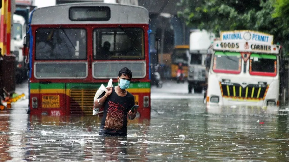 mumbai-due-to-heavy-rain-severe-waterlogging-trains-are-cansel-imd-alert-weather-forecast-359325