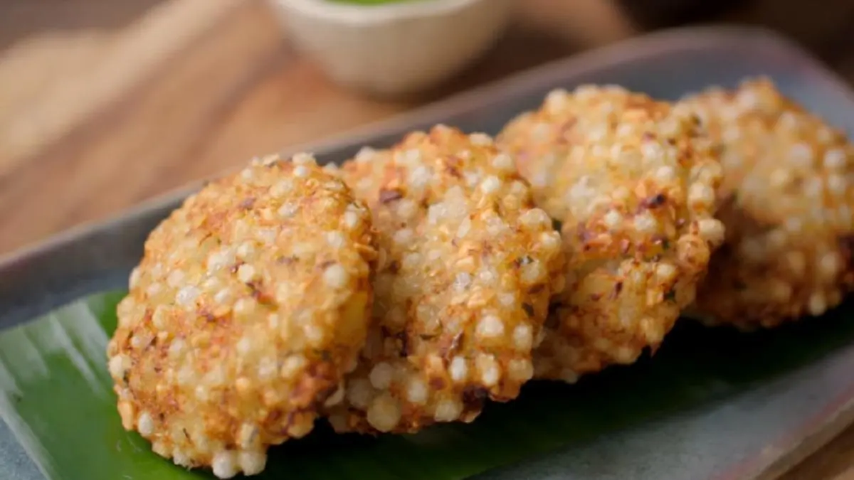 Farali Sabudana Vada Recipe: શ્રાવણ મહિનાના ઉપવાસમાં બનાવો સાબુદાણાના ફરાળી વડા, નોંધી લો રેસિપી