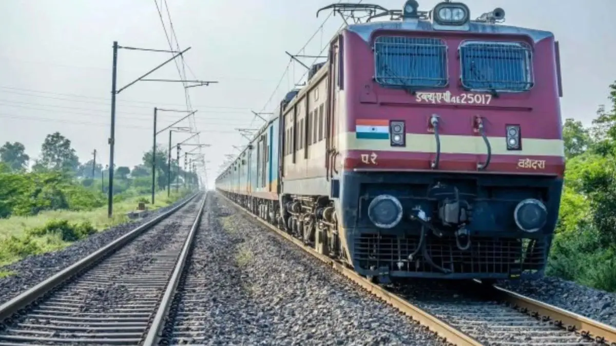 junagadh-news-decision-by-railway-board-to-save-wild-animals-from-accidents-to-protect-lions-mahuva-surat-mahuva-train-is-now-express-instead-of-superfast-382829