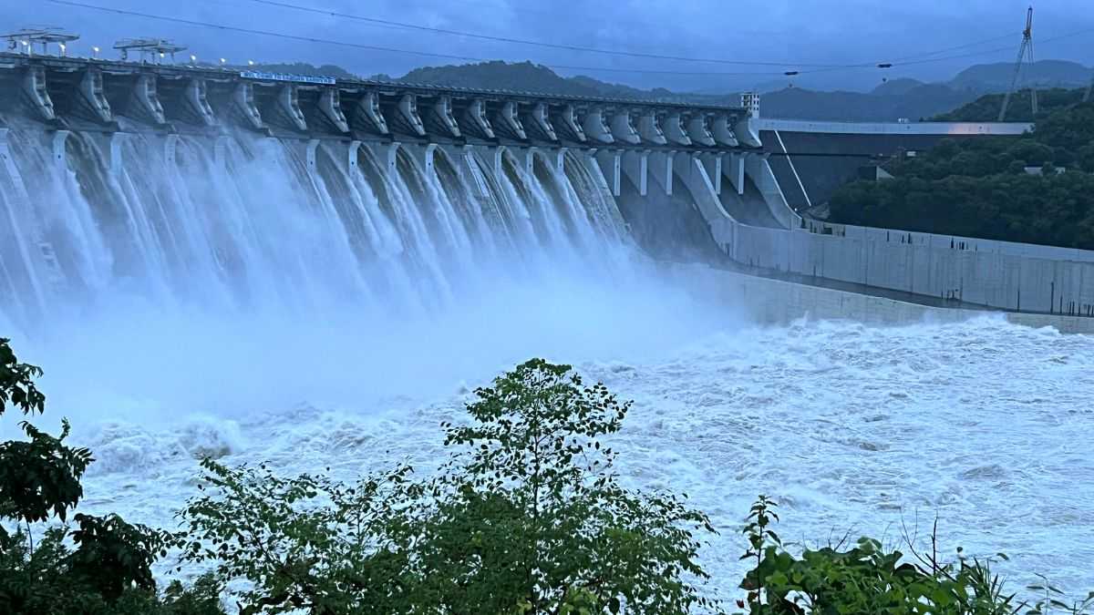 alert-issued-to-riverside-villages-in-bharuch-narmada-and-vadodara-districts-as-water-level-rises-in-sardar-sarovar-dam-594165