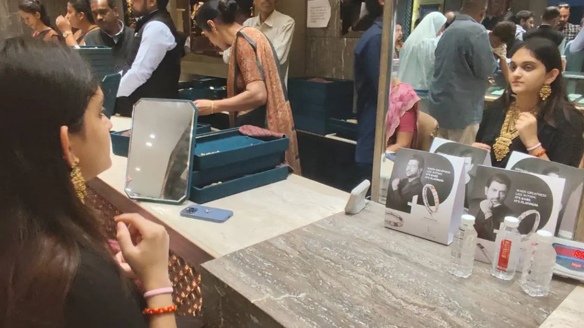 rajkot-news-people-buy-gold-on-dhanteras-2024-customer-in-jewellers-showroom-421106