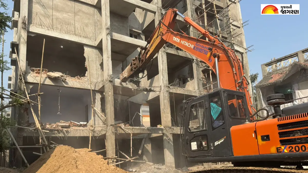 ahmedabad-news-27-units-was-removed-by-amc-due-to-starting-construction-without-approval-in-sarkhej