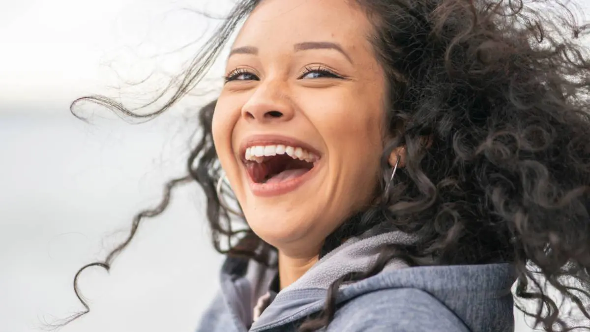 what-is-laughter-therapy-and-its-health-benefits-428683