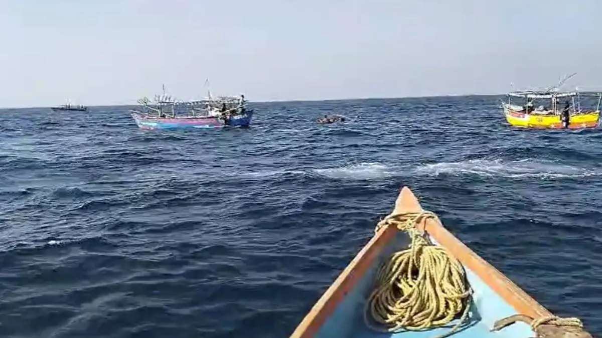 gir-somnath-news-veraval-fishing-boat-accident-in-arebian-sea-469620