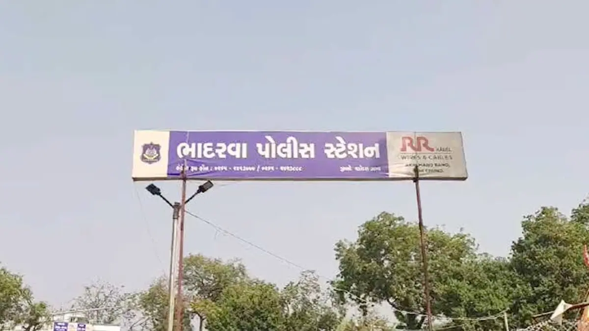 vadodara-news-four-men-attempted-to-kill-an-indian-army-soldier-by-sprinkling-petrol-the-accused-also-pelted-stones-472291