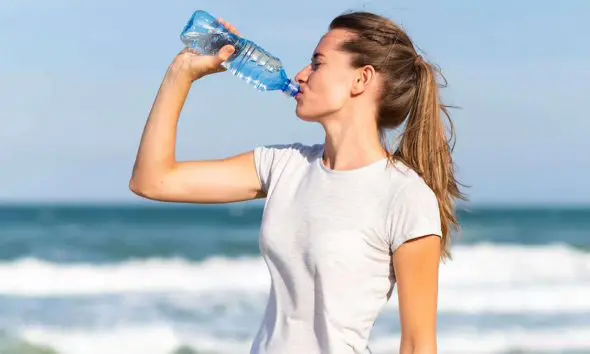 શું તમે પણ એકસાથે ઘણું પાણી પીવો છો? જાણો વધુ પડતું પાણી પીવાના નુકસાન અને સાચી રીત