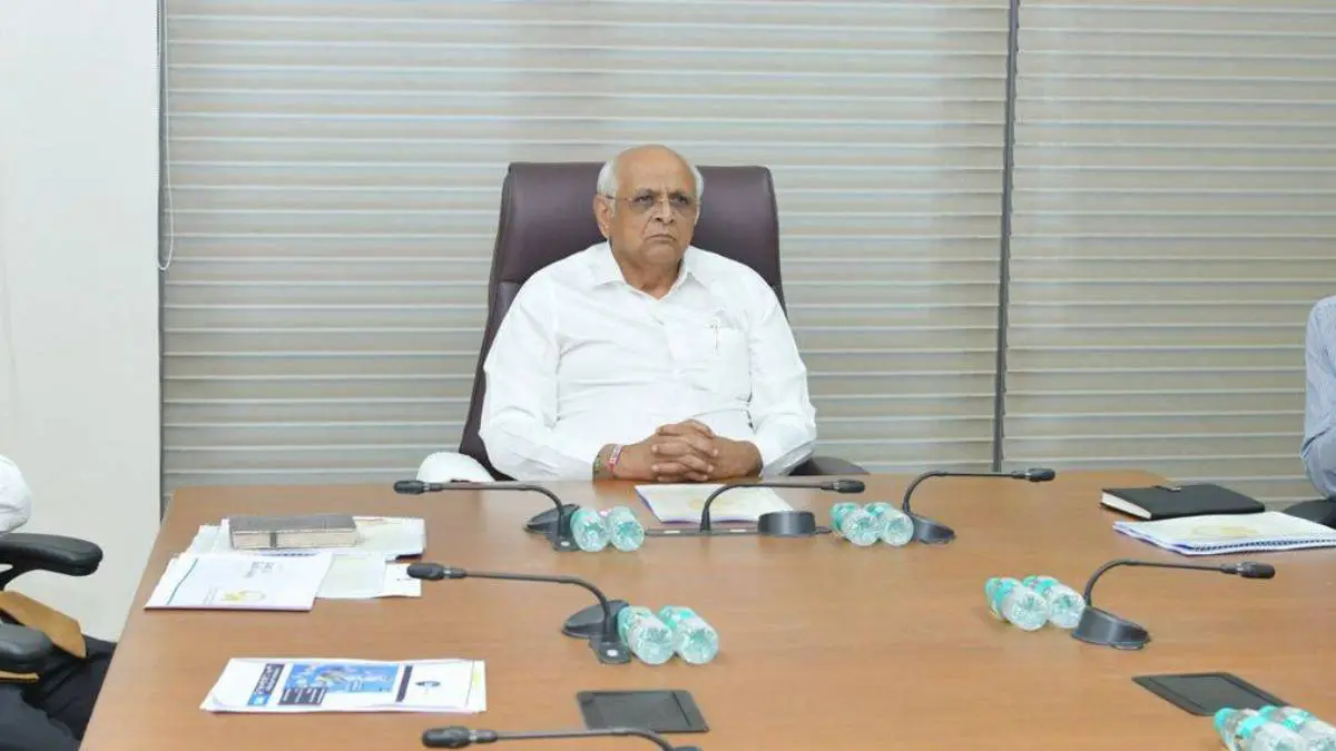 gandhinagar-cm-bhupendra-patel-was-handed-over-the-fourth-report-of-the-gujarat-administrative-reforms-commission-garc-589322