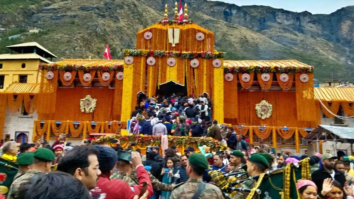 Badrinath Dham: બદ્રીનાથ ધામના કપાટ ધાર્મિક વીધી સાથે ખોલવામાં આવ્યા, દર્શન માટે ભક્તોની ભીડ ઉમટી પડી