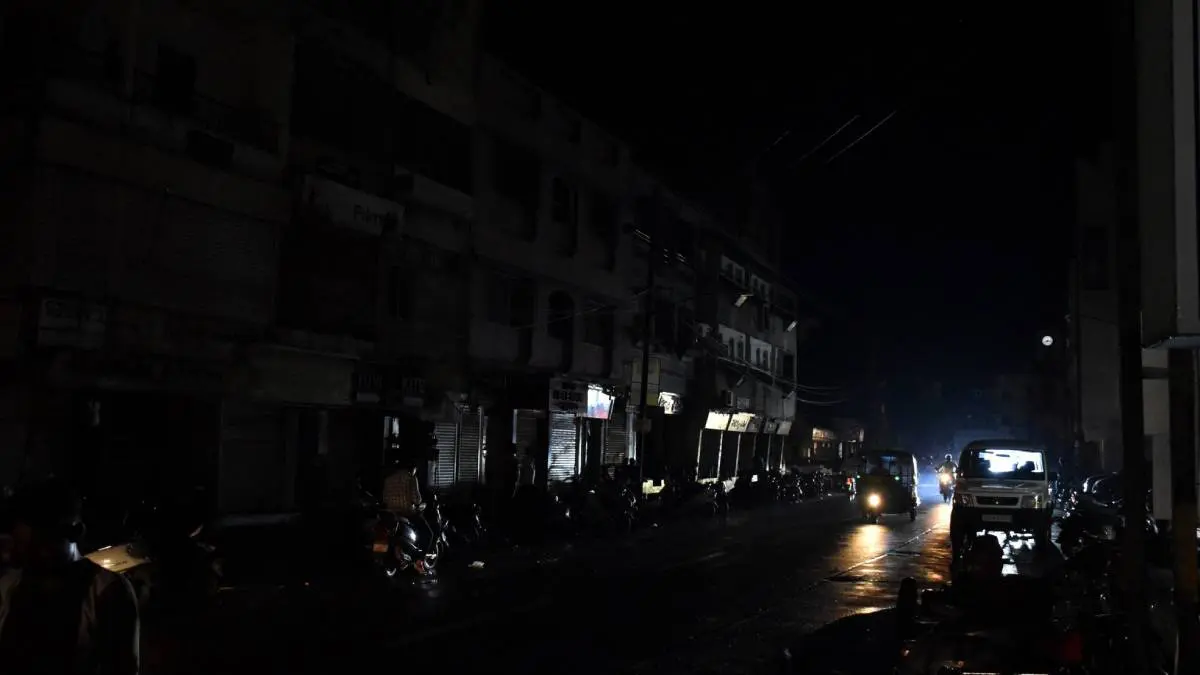 rajkot-news-due-to-heavy-rain-pgvcl-feader-loss-black-out-in-542-villages-588998