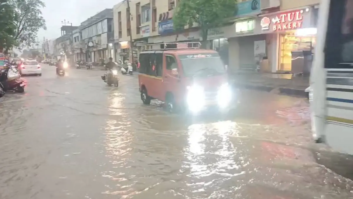 ગુજરાતમાં કમોસમી કહેરઃ 2 કલાકમાં 22 તાલુકામાં વરસાદ વરસ્યો, સાઠંબામાં ગાજવીજ સાથે સૌથી વધુ 20 મિ.મી ખાબક્યો; ખેડૂતોમાં ઉચાટ