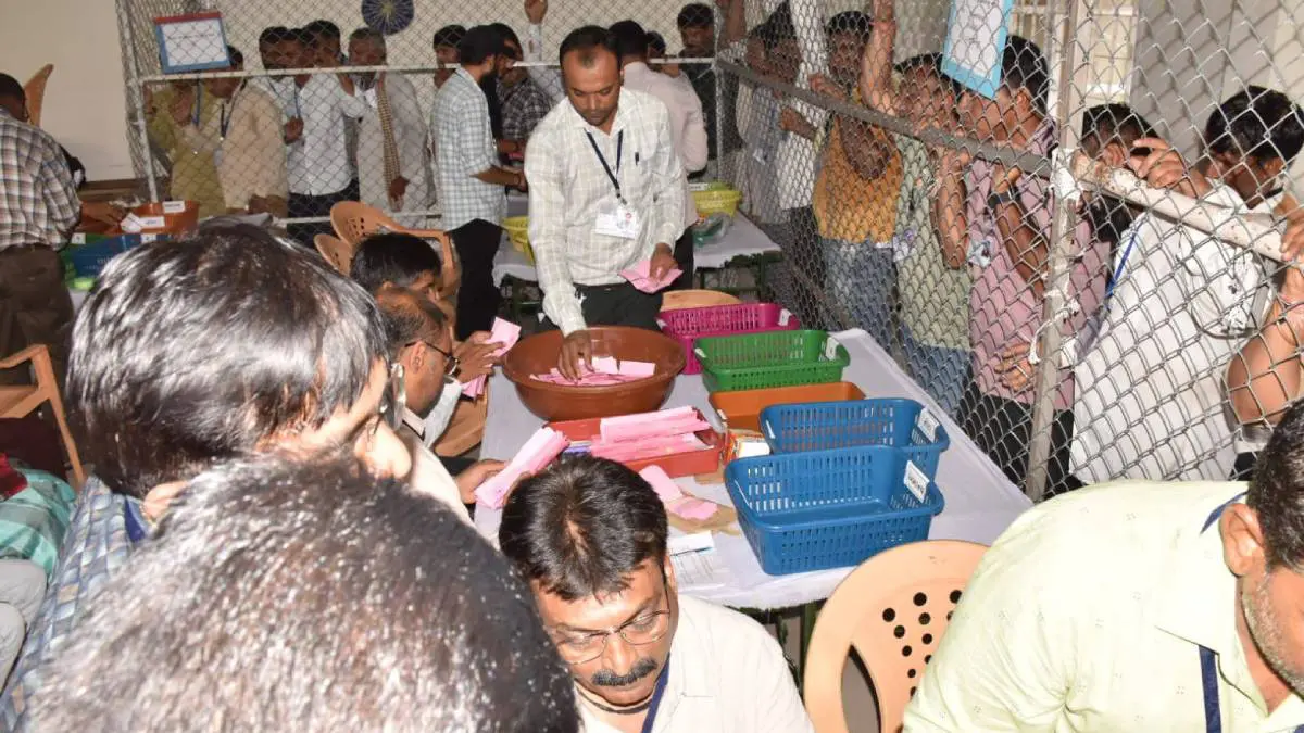 narmada-news-2-woman-candidate-get-eual-votes-in-bhachavala-ward-555015