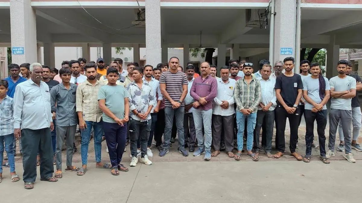 Rajkot: વેજા ગામમાં સરપંચની ચૂંટણી હારી ગયેલા ઉમેદવારનો હોબાળો, મોડી રાતે ગ્રામજનોને આંખો કાઢી લેવાની ધમકી આપી