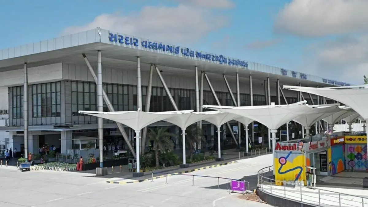 5-high-tech-baggage-scanning-machines-installed-at-ahmedabad-airport-bags-managed-from-control-room-red-channel-for-suspicious-bags-595346