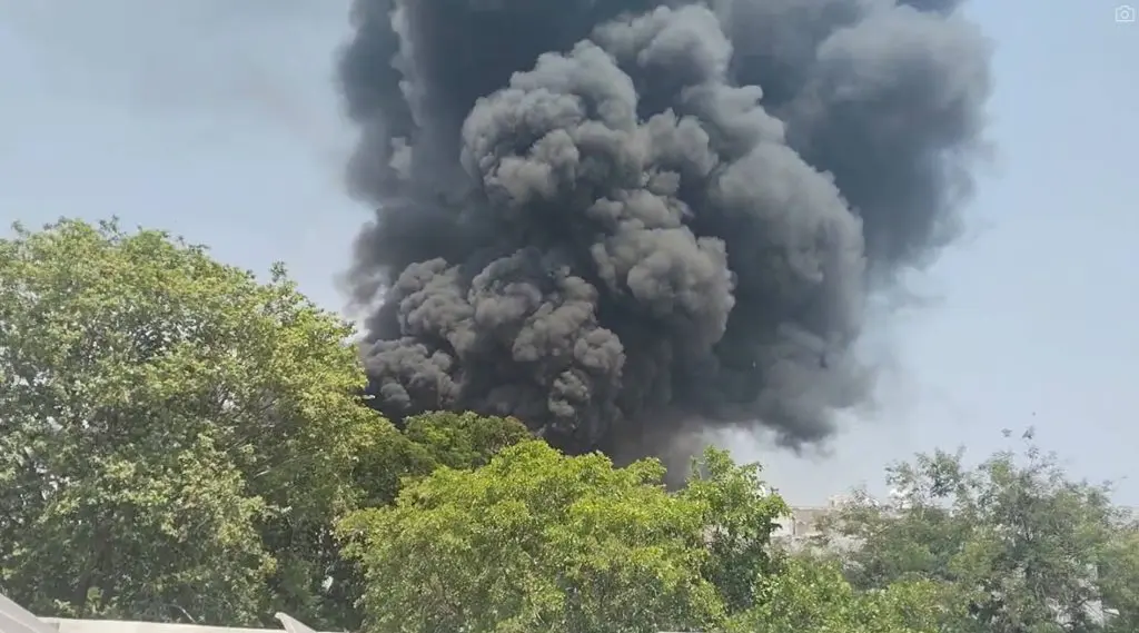 Ahmedabad Plane Crash: અમદાવાદના રહેણાંક વિસ્તારમાં વિમાન ક્રેશ, તસવીરોમાં જુઓ ભયાનક દ્રશ્યો - Air India Plane Crashes in Residential Area of Ahmedabad; Shocking Images from the Scene