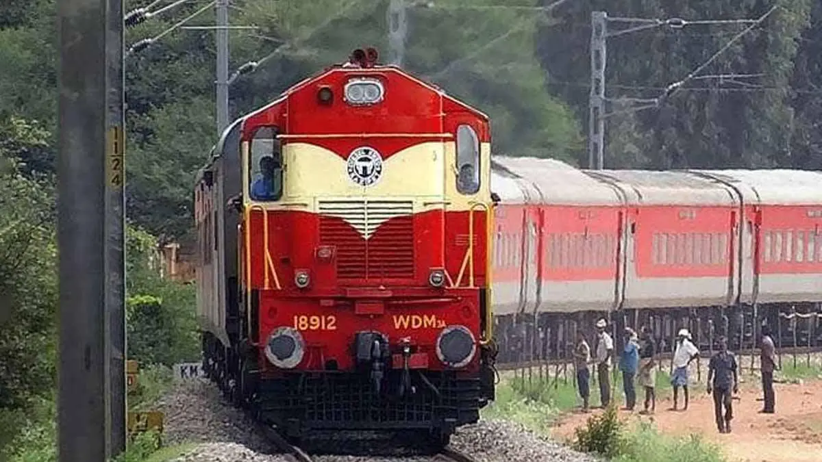 IRCTC: ફક્ત 45 પૈસામાં રૂપિયા 10 લાખનો વિમો! ટ્રેનમાં મુસાફરી કરતાં પહેલા જાણો આ સુવિધા