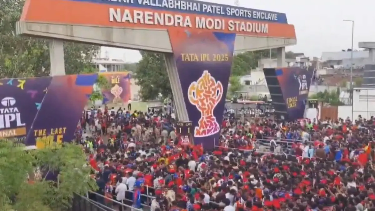 ipl-2025-rcb-vs-pbks-final-red-sea-outside-of-narendra-modi-stadium-watch-video-540658