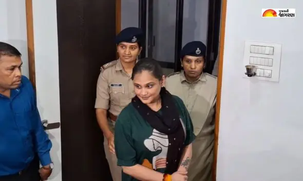 Junagadh: વિવાદિત યુટ્યૂબર કીર્તિ પટેલની આખરે રાજસ્થાનથી ધરપકડ, 7 દિવસમાં 3 ફરિયાદ બાદ જૂનાગઢ પોલીસે કસ્ટડીમાં લીધી