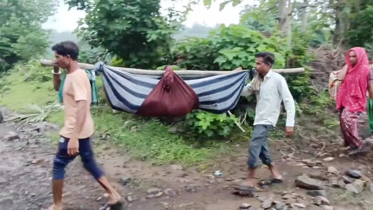 chhotaudepur-news-bhundmaria-villagers-carried-a-pregnant-woman-4-km-in-a-sling-to-reach-108-locals-outraged-at-the-system-566234