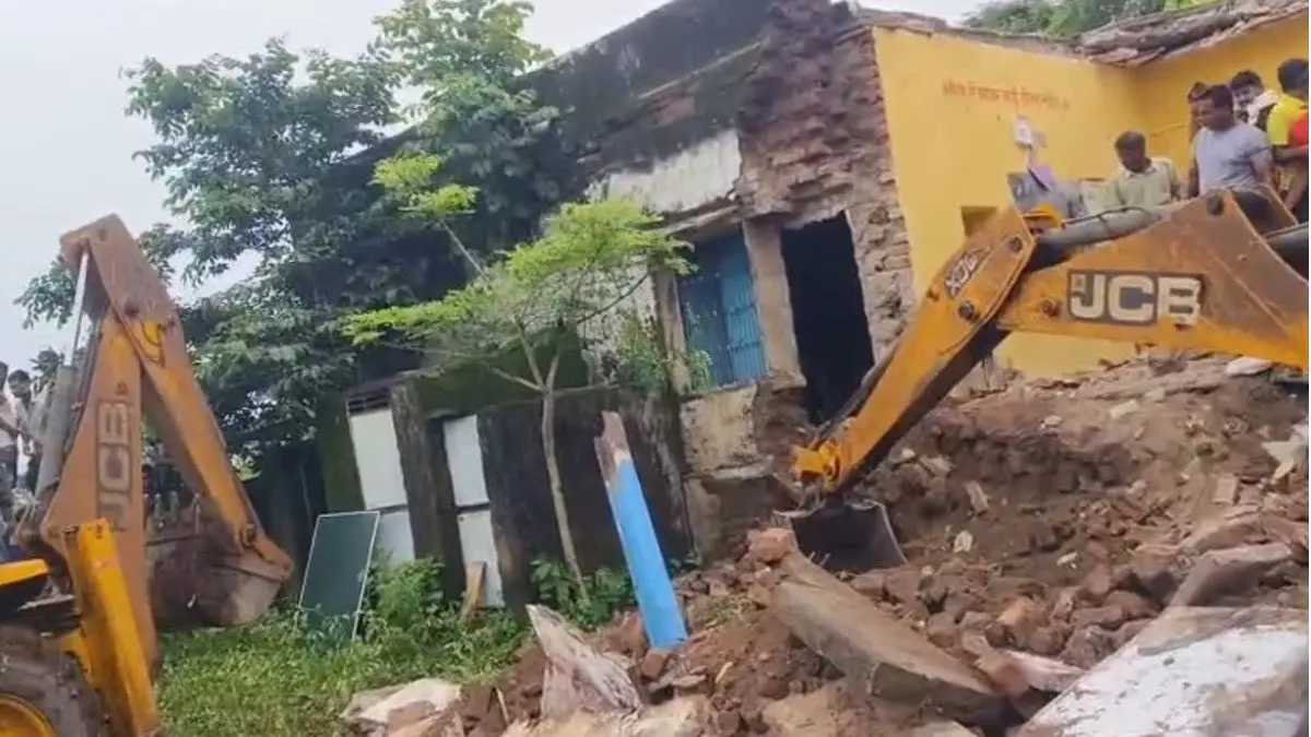 Rajasthan School Collapse: પહેલા સિમેન્ટ અને થોડા કાંકરા પડ્યા… રાજસ્થાનના ઝાલાવાડમાં કેવી રીતે તૂટી પડી શાળાની છત?