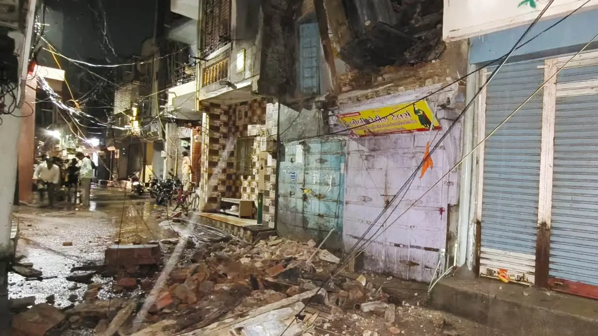 kheda-district-hit-by-heavy-rains-20-houses-collapse-18-roads-closed-2-villages-cut-off-575124