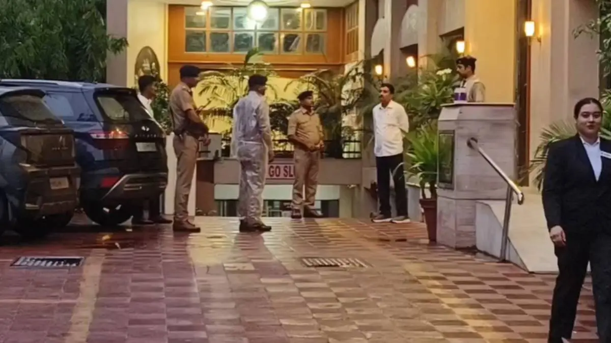 vadodara-news-bomb-threat-sparks-panic-in-hotel-lord-revival-561322