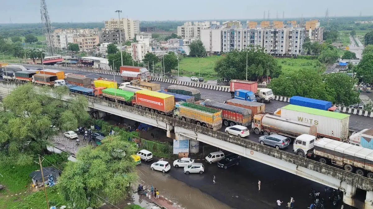 Vadodara: વડોદરા નજીક જાંબુવા બ્રિજ પર ફરી 10 kmનો ટ્રાફિકજામ, વાહનચાલકો કલાકોથી જામમાં ફસાયા