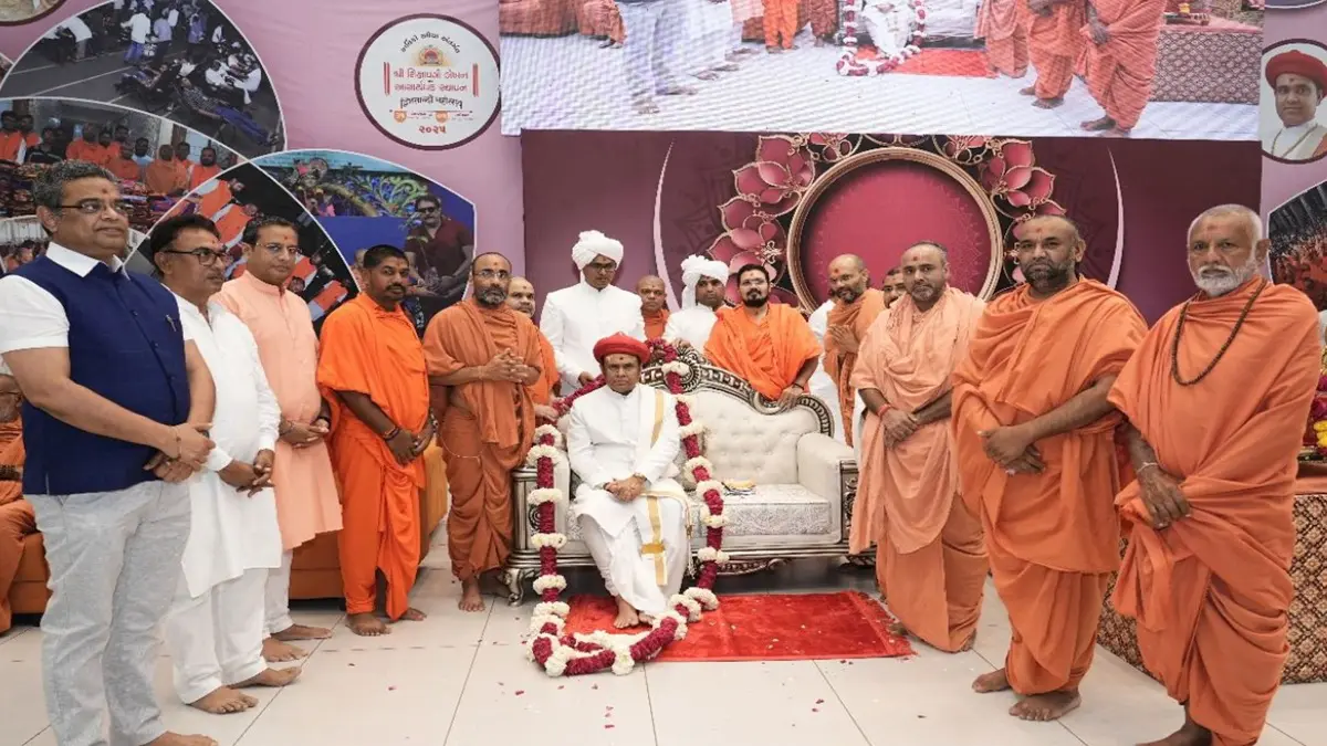 rajopchar-puja-of-the-gods-was-performed-on-the-occasion-of-the-59th-birthday-of-vadtaldham-lakshminarayandev-peethadhipati-acharya-rakesh-prasadji-maharaj-576861