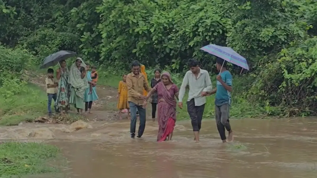 in-viraniya-village-people-have-to-cross-the-drain-at-the-risk-of-their-lives-the-bridge-project-worth-rs-72-lakh-is-stuck-in-revision-574976