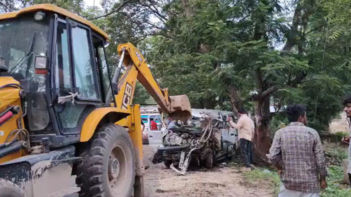 chhotaudepur-accident-one-dead-more-than-8-injured-as-car-hits-tree-569880