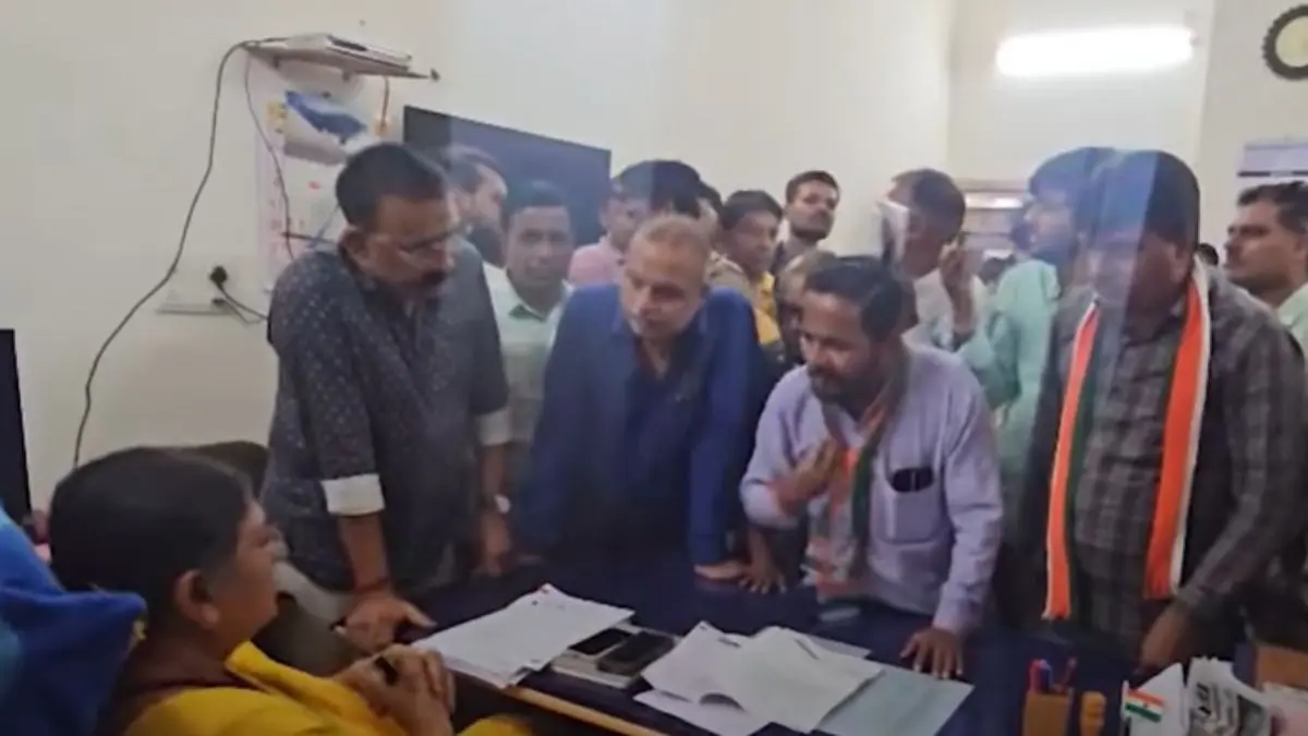 patan-municipality-ruckus-chief-officer-congress-workers-clash-mla-rushes-to-police-station-576723
