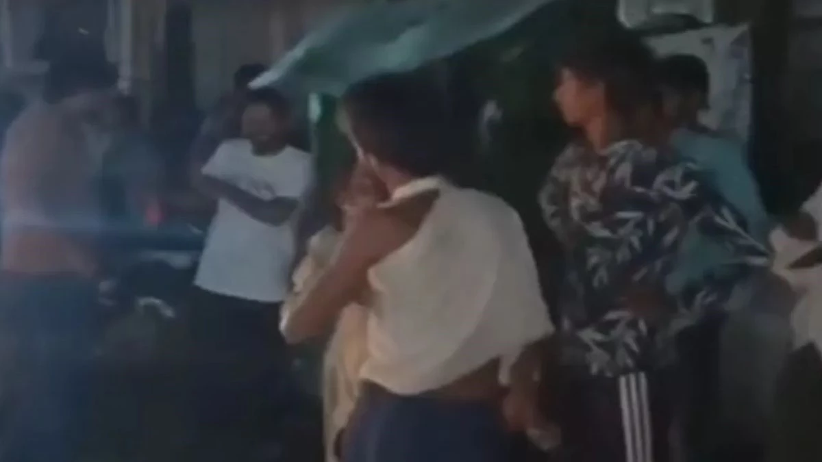 uttar-pradesh-extra-marital-affair-news-wife-caught-husband-with-girlfriend-beat-him-on-road-593274
