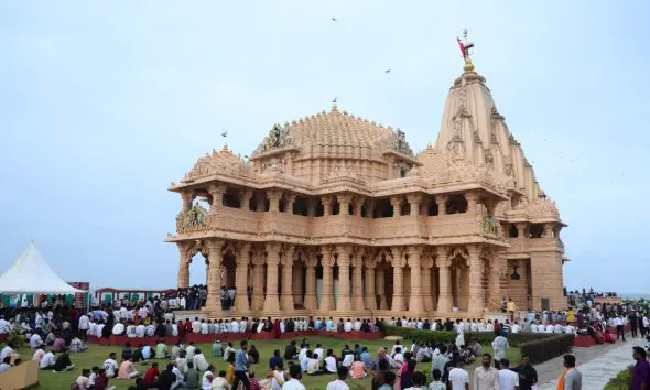 મકર સંક્રાંતિ પર સોમનાથમાં ભક્તિ અને પરંપરાનો સંગમઃ પ્રથમ જ્યોતિર્લિંગના આંગણે ગૌપૂજન, દેશભરમાંથી સેંકડો ભક્તો જોડાયા