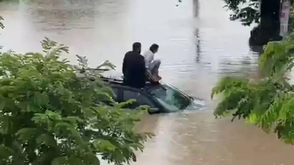 ahmedabad-news-suv-stuck-in-auda-service-road-fire-brigade-rescue-3-591170