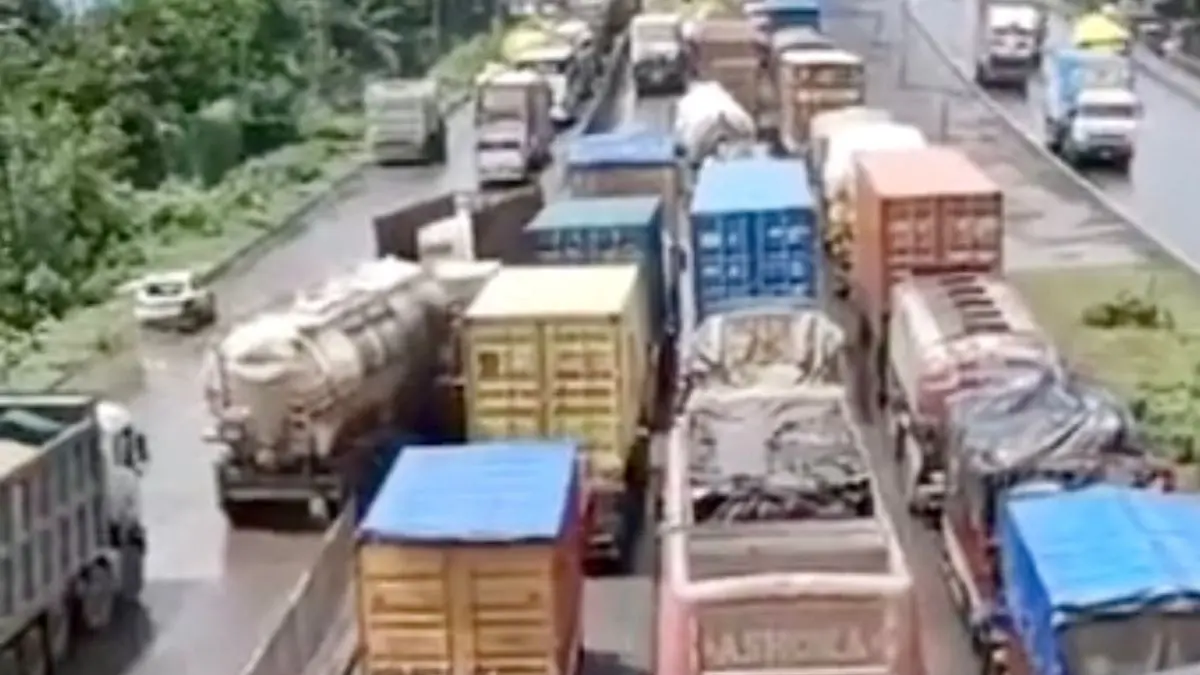 ankleshwar-traffic-problem-on-ankleshwar-highway-is-serious-5-km-long-traffic-jam-created-drivers-were-trapped-for-hours-590216