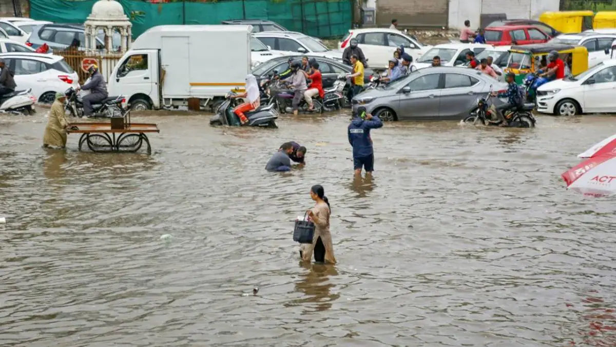 IMD Alert: હવે ઉત્તર-મધ્ય ગુજરાત પર મેઘરાજા ઓળઘોળઃ છોટા ઉદેપુર અને પાટણ જિલ્લામાં ગાજવીજ સાથે અતિભારે વરસાદ માટે રેડ એલર્ટ જારી