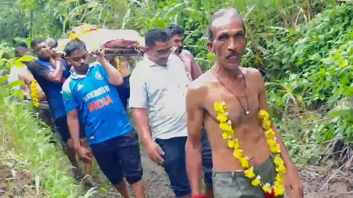 disaster-strikes-cremation-in-kanjan-ranchhod-village-valsad-without-road-593063