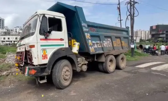 Patan: હારીજ ત્રણ રસ્તા નજીક કાળમુખા ડમ્પરે છકડોને અડફેટે લેતા બે સગા ભાઈઓના મોત