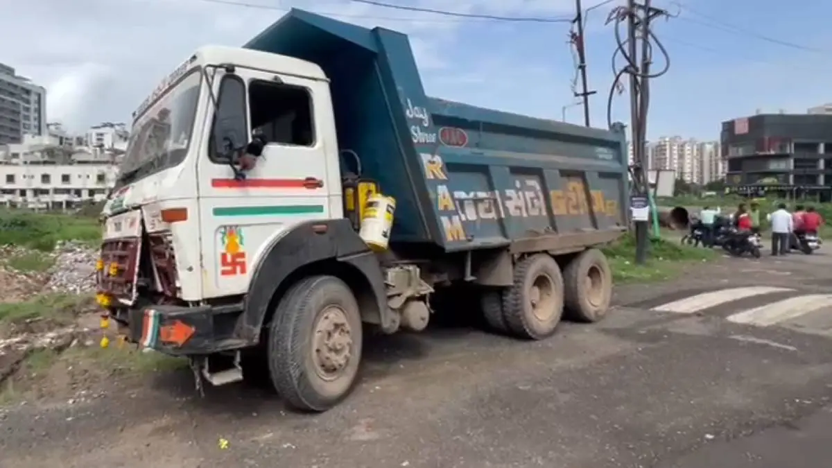 surat-news-dumper-accident-due-to-speed-breaker-on-gaurav-path-in-pal-area-1-dead-592255