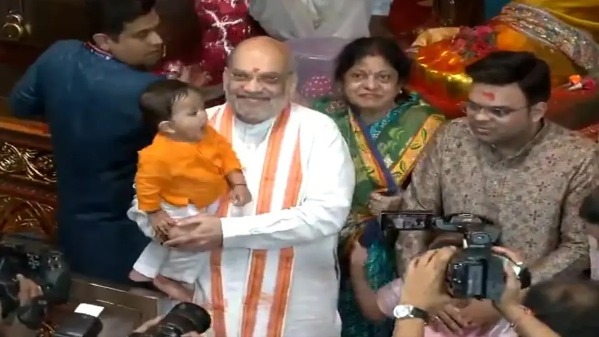 union-home-minister-amit-shah-visits-lalbaugcha-raja-in-mumbai-594466