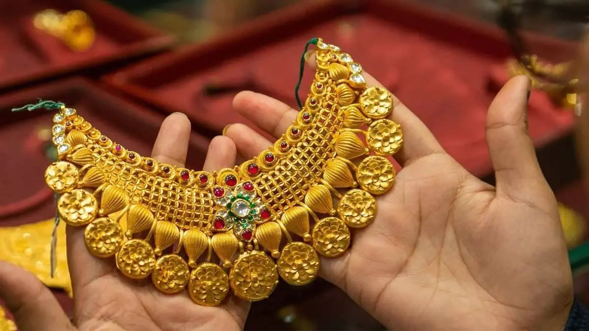 gold-price-today-in-surat-27-august-2025-check-latest-22-and-24-carat-gold-prices-sona-no-bhav-592384