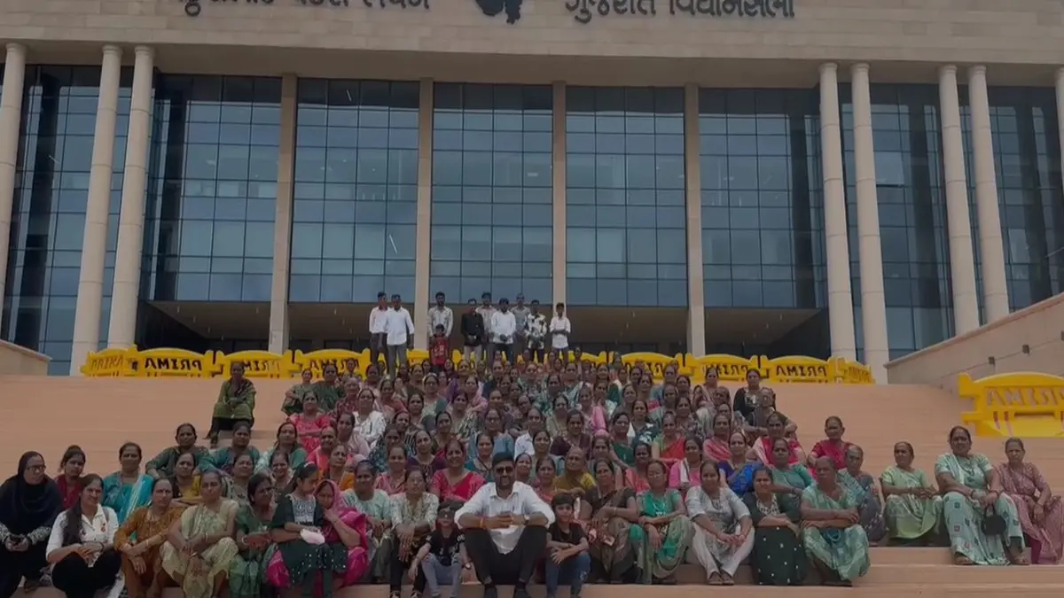 aap-mla-from-visavadar-gopal-italia-took-the-sisters-of-visavadar-to-visit-the-assembly-590233